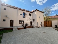 Vác Lakás (téglaépítésű)