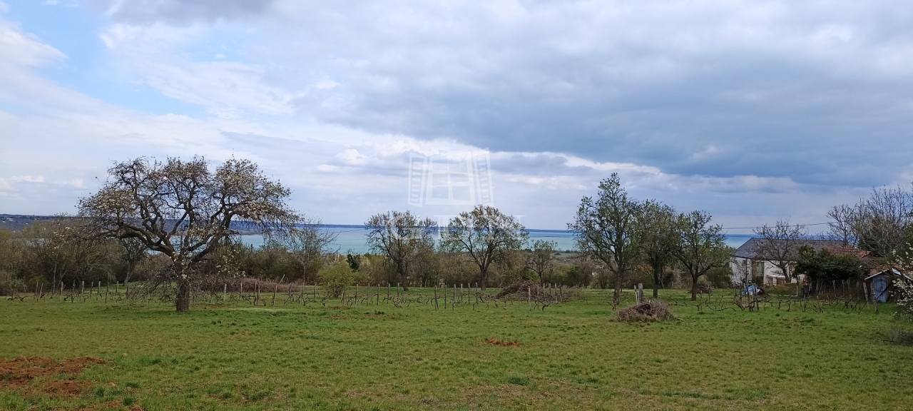 Eladó Balatonalmádi Telek